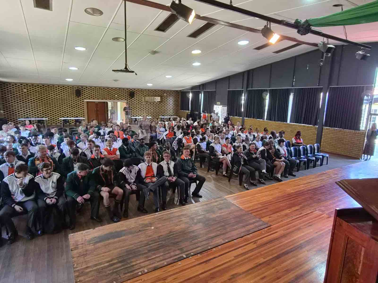 Matrieks tydens die Matriekdiens in die skoolsaal