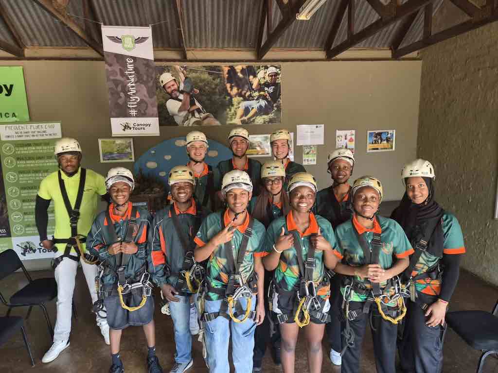 Die groep in hul harnasse voor die toer