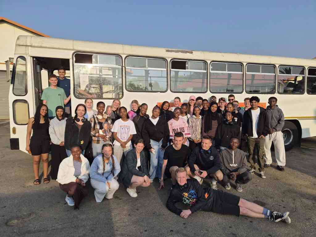 Graad 11- en 12-leerders voor die bus by die Wiskundekamp 2026