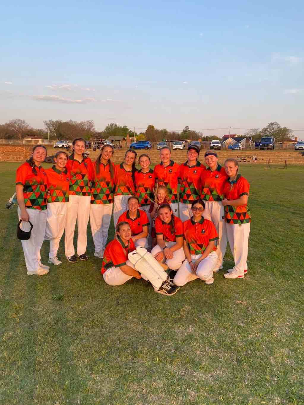 Ons 1ste-Meisies Krieketspan na hul oorwinning teen Curro Serengeti