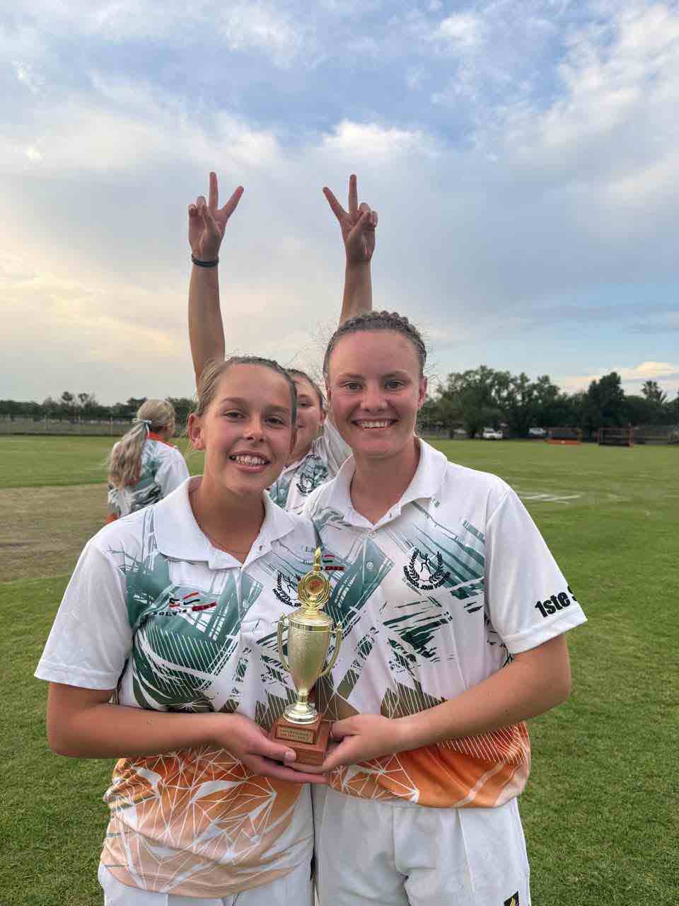 Two Vossie players with the league trophy