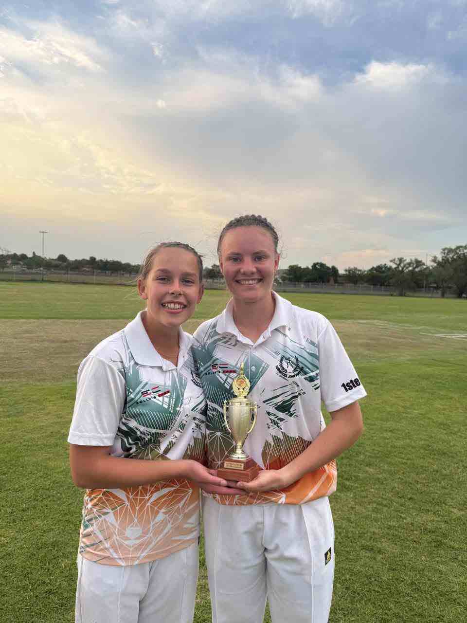 Two Vossie players with the league trophy