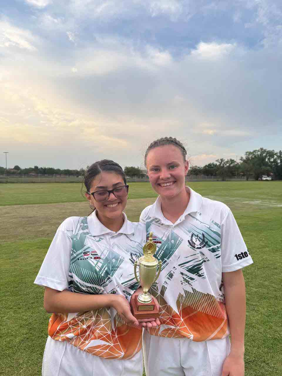 Two Vossie players with the league trophy